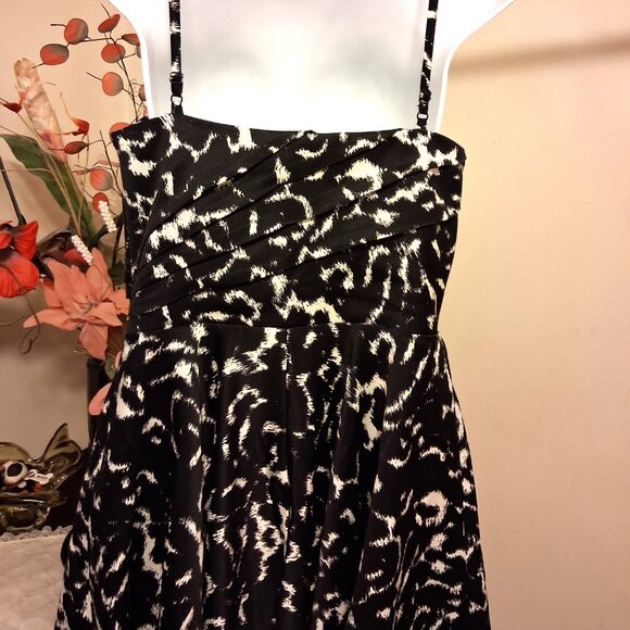 NWT Simon Chang Women’s Spaghetti Strap Stretchy Pleated Lined Midi Dress Size 8 - Picture 9 of 13